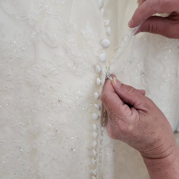 Wedding dress - Picture 2 of 12